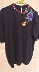 Beautiful  black embellished short‐sleeved sweater